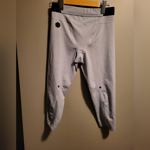 Under Armour Heat Gear 3/4 Leggings Size medium (26) - Picture 1 of 4